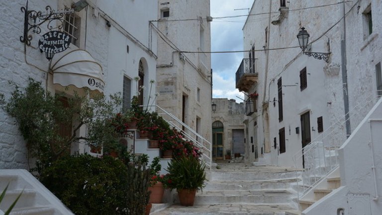 Остуни, Италия  
 Разположен на „тока“ на Ботуша, Остуни е известен още като „Белия град“ заради специфичната средновековна архитектура и камъка, използван като основен строителен материал. Типично по римски, градът е сгушен между три хълма – тепета, а плажовете се намират на няколко километра разстояние.