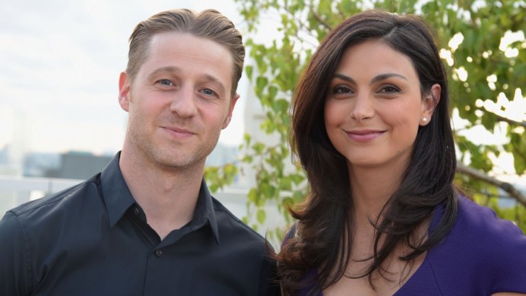 Бременността и разводът се случиха на Морена Бакарин в една година, но с двама различни мъже
Тук ситуацията е доста пипкава... Разводът на Бакарин (Deadpool) със съпруга ѝ Остин Чик стана факт, когато тя вече беше бременна от своя колега Бен Маккензи ("Кварталът на богатите"). Двамата работеха заедно по сериала "Готъм" (Gotham), където най-вероятно са пламнали и искрите. По думите на актрисата тя и Остин Чик вече са обсъждали потенциалната си раздяла, но все пак все още бяха женени, когато се разигра цялата драма.
Чик подаде молба за развод в средата на юни 2016 г., след като двойката е обсъждала раздялата си през март (по думите на Бакарин). Актрисата от своя страна през септември разкри, че е в четвъртия месец, което означава, че е забременяла в края на май или началото на юни... и кашата е пълна.