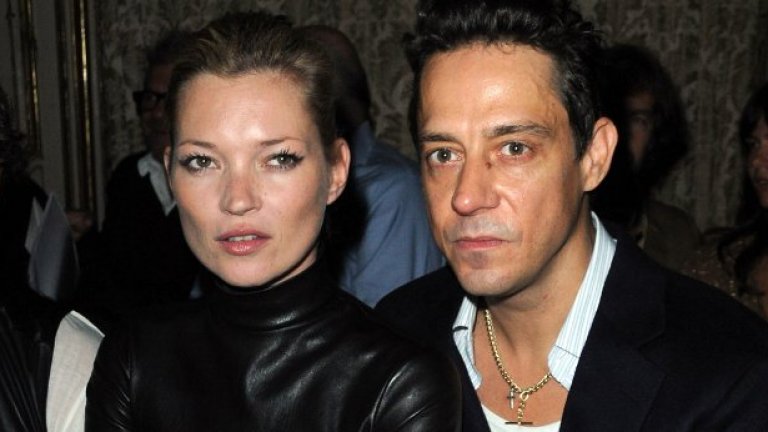 Най-големият източник на противоречия около връзката на двамата е начинът, по който тя се отразява върху бандата на Хинс