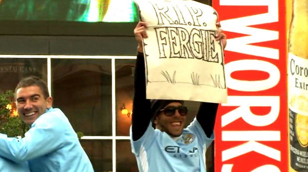Един от скандалните моменти за Карлос в Манчестър: аржентинецът цъфна пред медиите с плакат "Почивай в мир, Фърги", за който после се извини