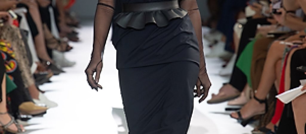 Ирина Шейк минава по подиума с модел от пролетно-лятната колекция на Max Mara за 2019 година