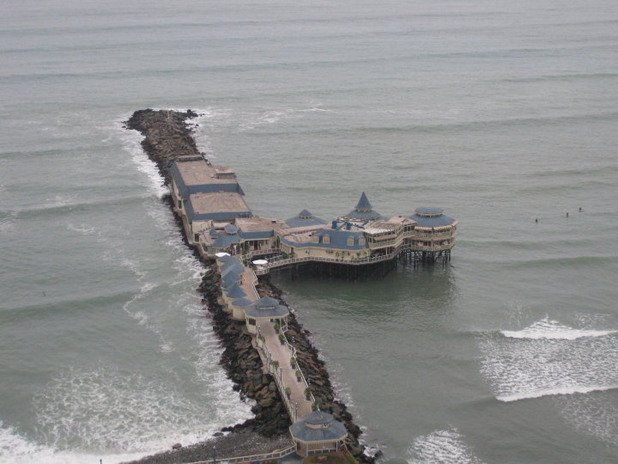 Ресторантът "Ла роса наутика” ("Роза на ветровете”) на брега на океана в Лима