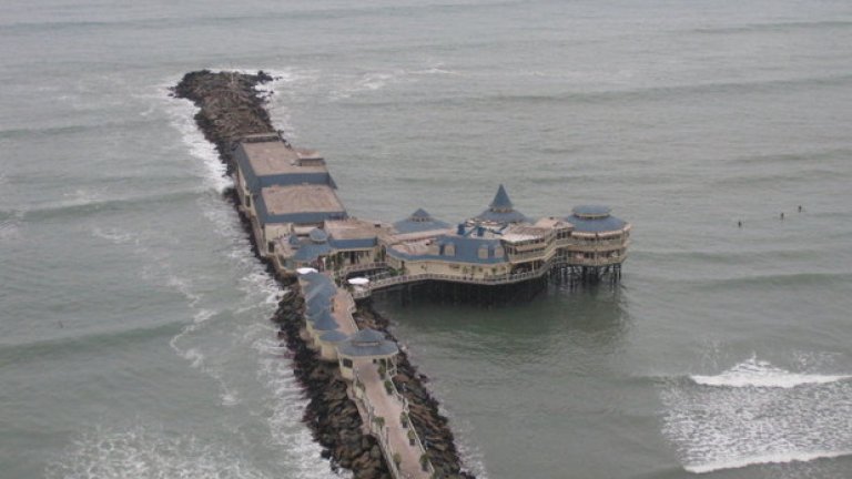 Ресторантът "Ла роса наутика” ("Роза на ветровете”) на брега на океана в Лима
