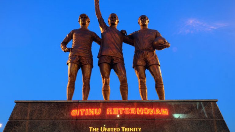 Паметникът на "Светата троица" на клуба пред ст. "Олд Трафорд" - Бест, Лоу и Чарлтън