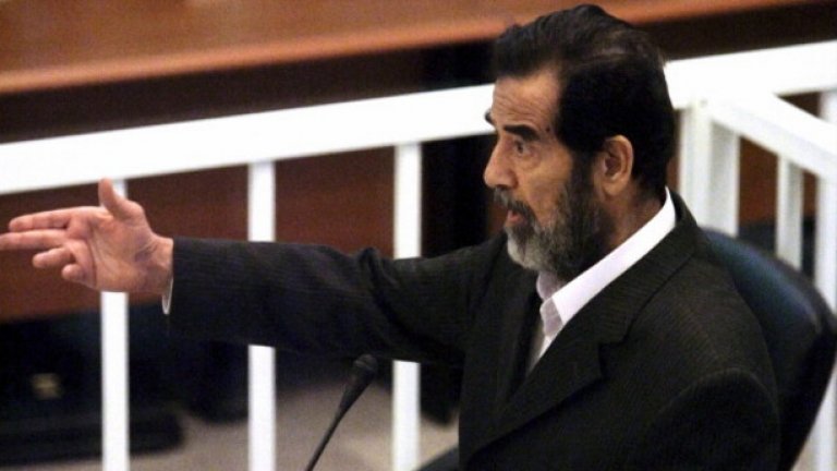  Саддам Хюсеин  

 Надали е нужно да казваме кой е Саддам Хюсеин. Разследване в Сената на САЩ уличи Хюсеин в кражба на 21 милиарда долара от хуманитарната програма на ООН „Петрол срещу храни“ от средата на 90-те години. 
 През 2003-та година, часове преди американската инвазия в Ирак, диктаторът нарежда на Централната банка на страната да прехвърли 1 милиард долара от държавната хазна към личната му сметка. 
