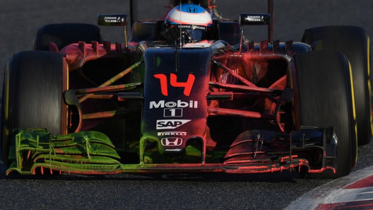 McLaren се отлепи от дъното и вече е в средата на колоната