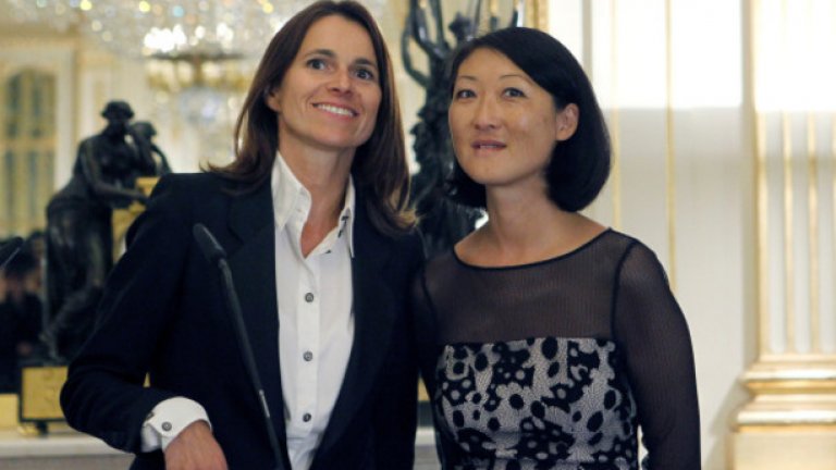 Пелерен стана министър на културата едва преди два месеца - пост, към който се стремеше неприкрито във вътрешнопартийна борба с предшественичката си Орели Филипети.
А Филипети подходи йезуитски към скандала, като просто перифразира Ницше: "Без книги животът щеше да е една грешка".