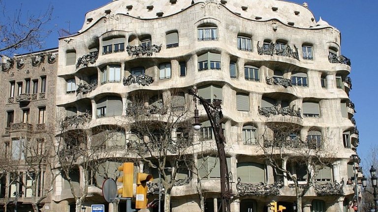 4. Каса Мила, позната и като къщата "Ла Педреда" (Каменоломната), е друг известен проект на Гауди, макар и по-трудно забележим, заради не толкова ексцентричния вид на сградата. За разлика от Каса Батийо, тук оригиналната сграда е била съборена, за да се направи място за проекта на Гауди, предвиден от собствениците за жилищна сграда. Строителството е завършено през 1910 г.