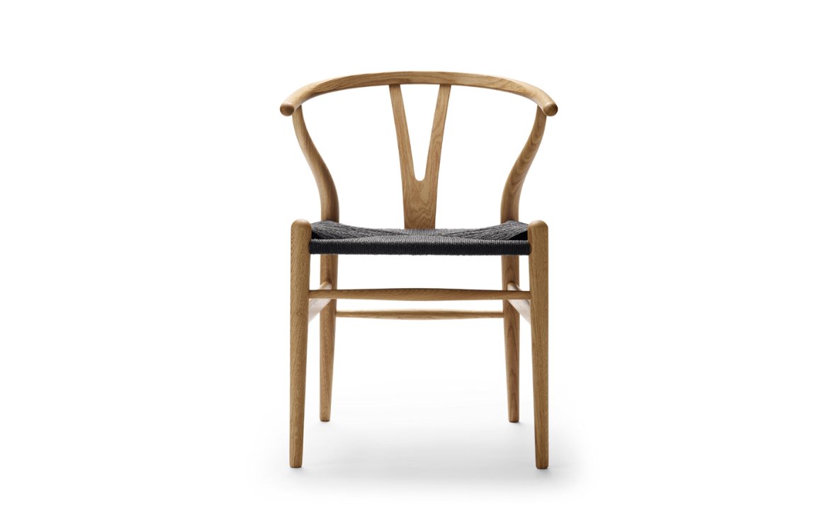 Столът CH24, 1949 г.
Дизайнер: Ханс Вегнер 

Син на скромен обущар, Ханс Вегнер внася артистичен поглед в дизайна на столовете. Ако има човек, който да представлява най-добре датския модернизъм, това е Вегнер. 

CH24, показан първо през 1949 г., е първата колаборация между дизайнера и производителя на мебели от Копенхаген Карл Хансен. Моделът е вдъхновен от стари снимки на датски търговци, седящи върху китайски столове от династията Минг. Скоро след това CH24 се превръща в икона на дизайна.