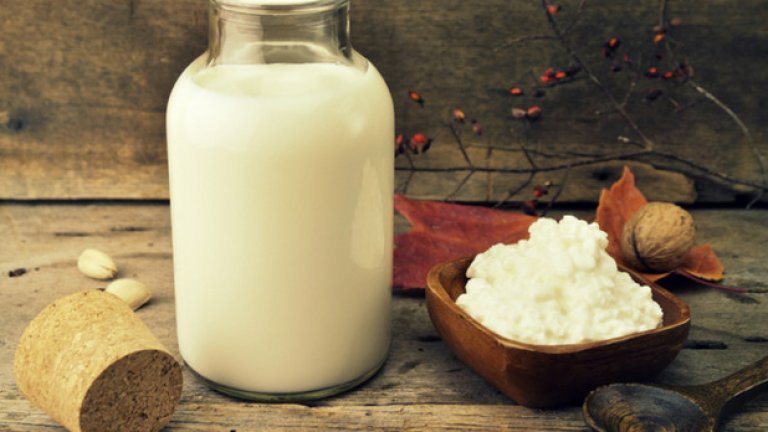 Прибавете към вашата количка: обезмаслено кисело мляко
Без да броим факта, че е добър източник на протеини и калций (една чаша осигурява 13 грама протеин и 40% от дневната доза калций на човек), нискомасленото кисело мляко осигурява здравословните бактерии, които помагат на храносмилателния ви тракт да функционира добре. Млечната бактерия има още и анти-възпалителен ефект, който може да облекчи болките на страдащите от артрит. 
Как да ги ядем: Както и при шоколада, освен изпитания начин – направо с лъжицата или на айрян, киселото мляко може да се подправи с плодове, ядки, шоколад. Направете вездесъщия таратор или подходете по-нетрадиционно и го използвайте като сос за салата с добавени билки и оцет или направо го объркайте със свежа маруля.