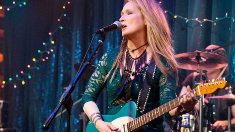Ricki and the Flash
Мерил Стрийп продължава да бъде (единственото) изключение от правилото, че на жените над 50 не се предлагат интересни роли. С главна роля като жена, която изоставя семейството си, за да стане рокзвезда, тя за пореден път оборва правилото. Сценарият е на носителката на "Оскар" Диабло Коуди. Историята носи мрачен хумор, а съчетанието с режисура от друг носител на "Оскар" - Джонатан Деми, който газеше в подобни води в "Рейчъл се омъжва" (2008), би могло да направи този филм ранен претендент за сезона на наградите