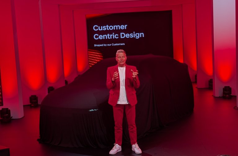 Саймън Лоузби представя новия IONIQ 3