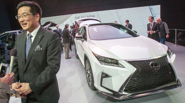 Радиаторната решетка на Lexus
Новият кросоувър на луксозната марка на Toyota – RX, дебютира в Ню Йорк и желанието Lexus да изпъква с дизайна на моделите си не може да бъде пропуснато. Въпросът е колко още може да расте тази решетка?