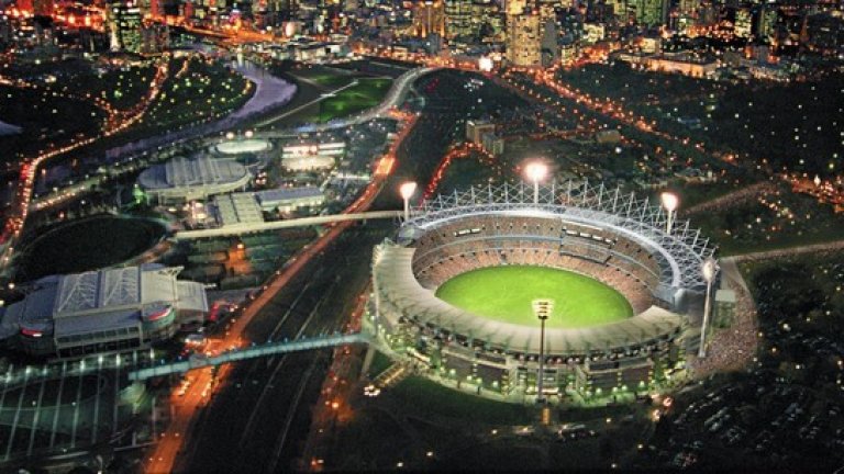 10. "Мелбърн Крикет Граунд" - крикет.
Невероятен стадион, който побира до 120 000 зрители (12-и в света), а вечерните мачове на него са една от най-живописните гледки в Мелбърн заради светлините му. Открит е през 1854-а и е единственото спортно съоръжение в света, включено в списъка с национални богатства на страната - Австралия го прие вътре през 1998 г.