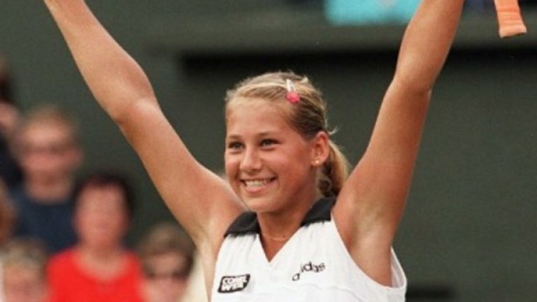 1997 - Едва на 16 достига до полуфинал на "Уимбълдън". Прекланя глава пред бъдещата си партньорка на двойки Мартина Хингис