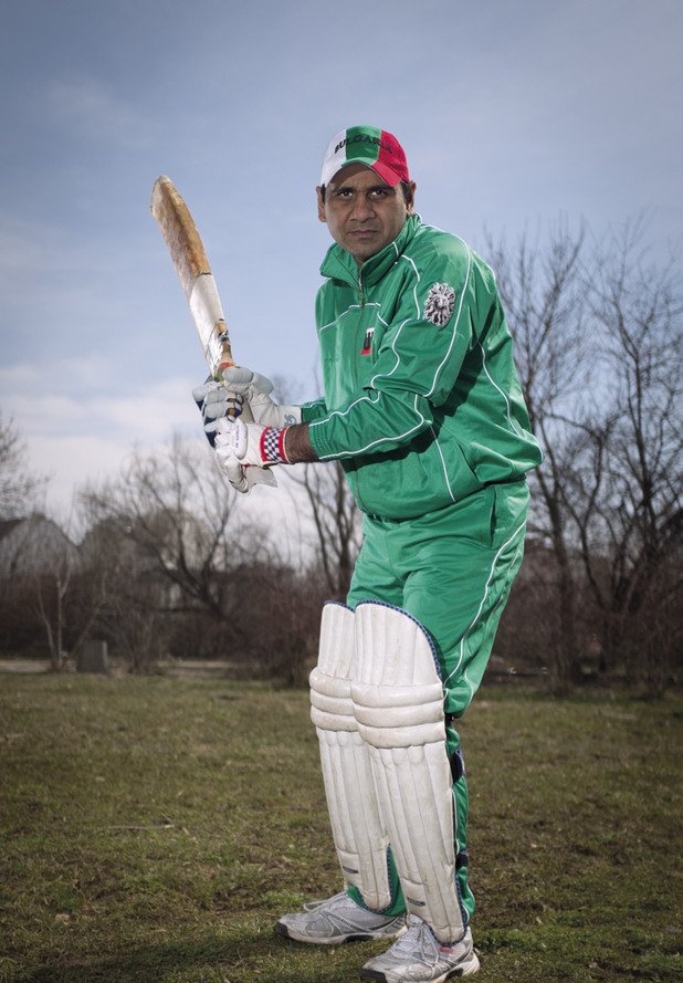 САИФ-УР РЕХМАН, ПАКИСТАН

Човекът, който въвежда крикета като спорт в България, Саиф-ур Рехман, е на 40 и e роден в Пакистан.