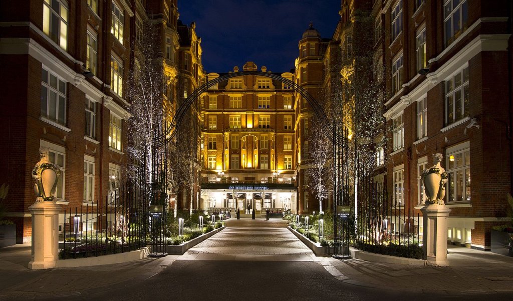 1280px-Sterminscourtyard
