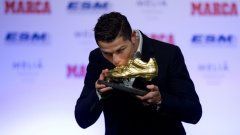 Кристиано Роналдо със "Златната обувка", която подели с Луис Суарес.