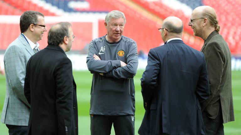 Сър Алекс Фъргюсън говори със синовете на Малкълм Глейзър - Брайън, Джоъл и Аврам, по време на тренировка на Манчестър Юнайтед на стадион "Уембли" преди финала от Шампионската лига срещу Барселона през 2011 година