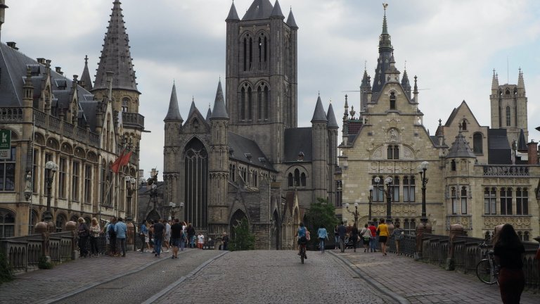 Гент, БелгияПреди три години центърът на Гент е толкова замърсен и въздухът е толкова непоносим, че доста кафенета отдавна са се отказали да изнасят маси навън. През 2017 г. сякаш за една нощ всичко се променя. Незначителната дотогава пешеходна зона е сериозно разширена, а до нея достъп имат само автомобили със специален режим на движение. Колите започват да минават по рингов път, който заобикаля центъра. 
Междувременно доста компании се приспособяват към ситуацията. Куриери на фирми като DHL доставят със специални електрически скутери. Велосипедният трафик се увеличава с над 30 на сто. Сега вече откритите кафенета в центъра на Гент просто очакват своите посетители, след като пандемията отмине.