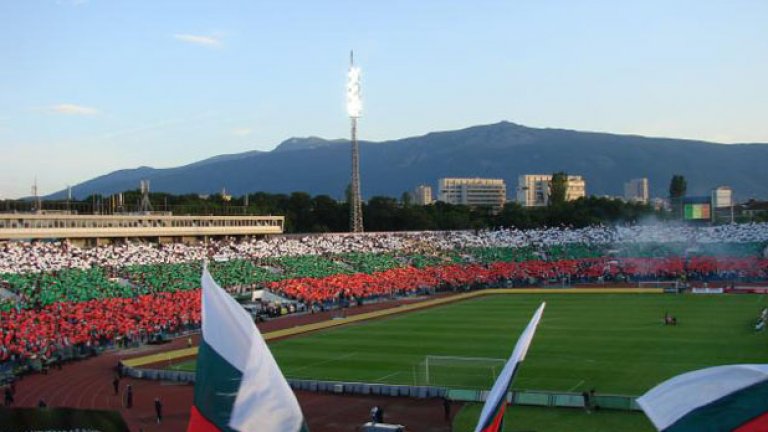 Стадион "Васил Левски" е изглеждал така доста пъти в историята. Отборът ни заслужава такава подкрепа и във вторник.