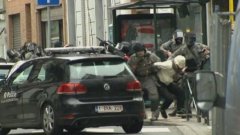 Заподозреният терорист печели време, като отказва да се предаде на Франция