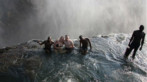 Дяволският басейн при водопад Виктория в Южна Африка привлича туристите, въпреки известния риск да паднеш през ръба, повлечен от водата