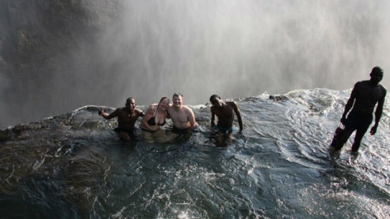 Дяволският басейн при водопад Виктория в Южна Африка привлича туристите, въпреки известния риск да паднеш през ръба, повлечен от водата