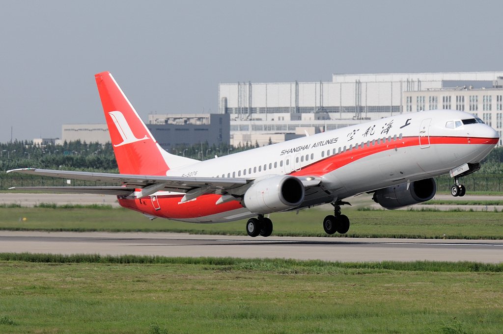 Shanghai_Airlines_Boeing_737-800