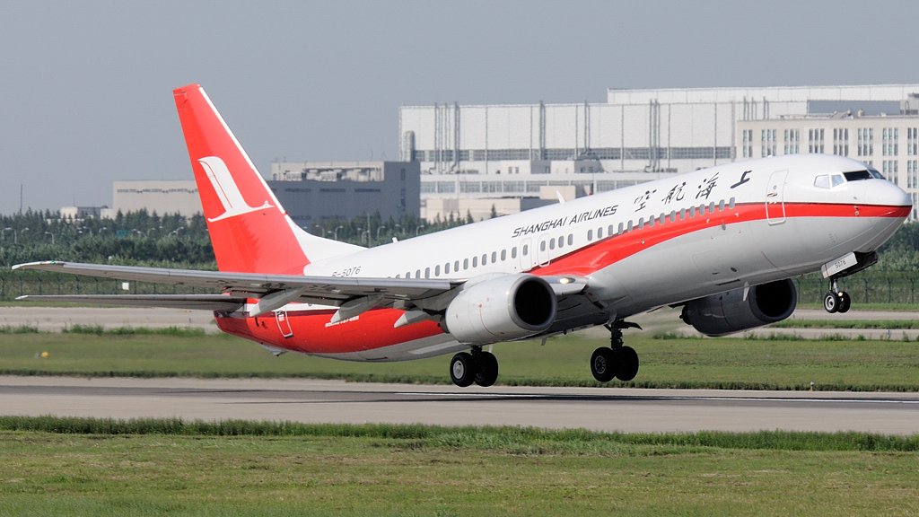 Shanghai_Airlines_Boeing_737-800