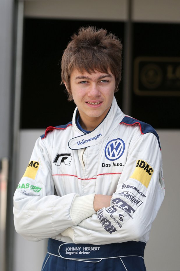 15-годишен българин прави тестове във Формула ADAC Мастърс