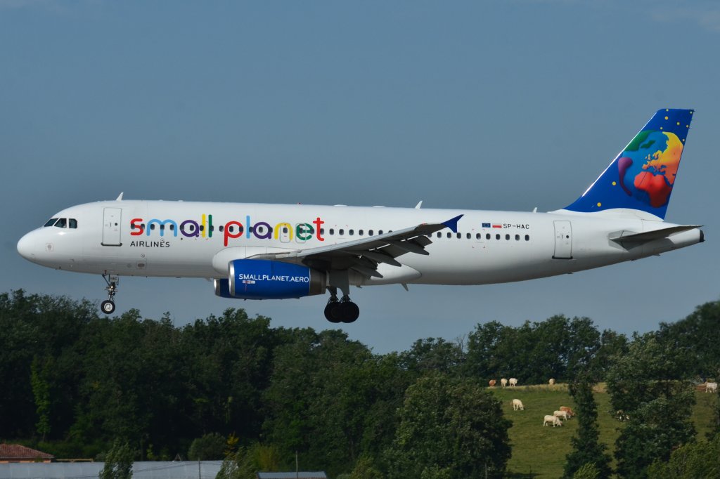Airbus_A320-200_Small_Planet_Airlines_(Poland)_(LLP)_SP-HAC_-_MSN_739_(9645957043)