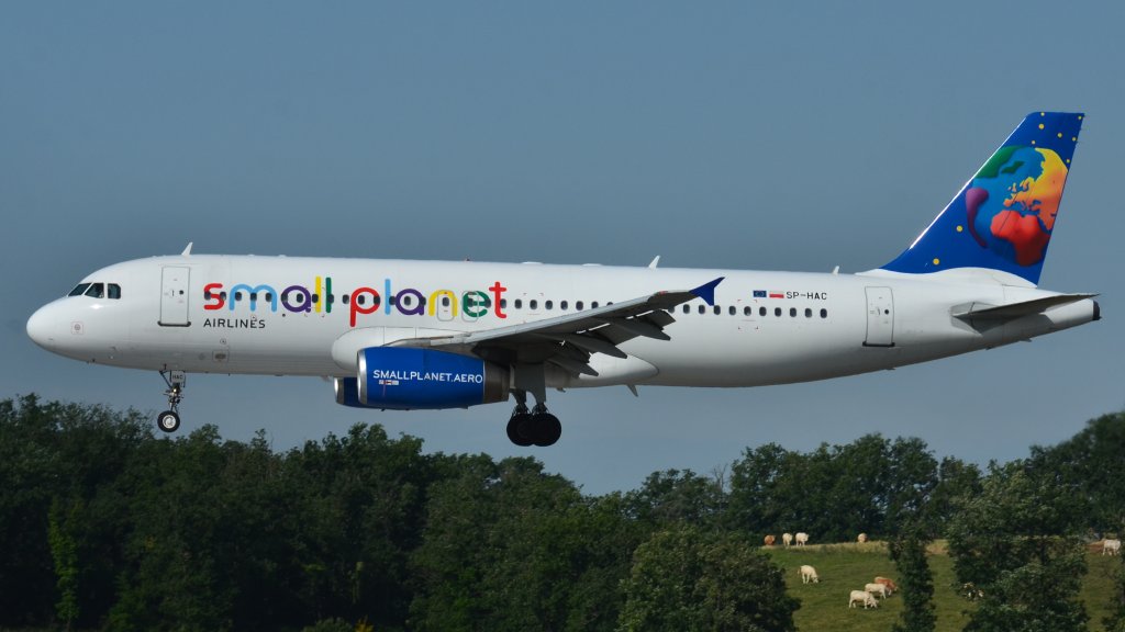 Airbus_A320-200_Small_Planet_Airlines_(Poland)_(LLP)_SP-HAC_-_MSN_739_(9645957043)