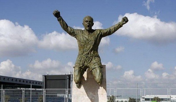 Статуята Русата стрела пред стадион „Алфредо Ди Стефано”, на който Реал Мадрид Кастия играе своите мачове