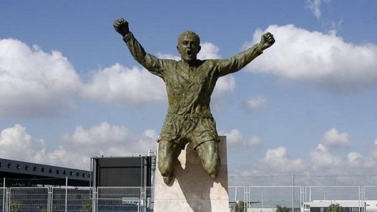 Статуята Русата стрела пред стадион „Алфредо Ди Стефано”, на който Реал Мадрид Кастия играе своите мачове