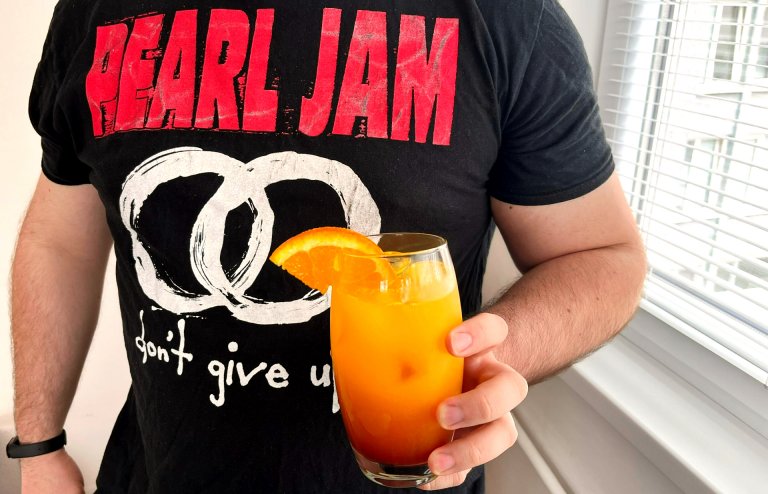 Днес просто натроението е рок ориентиирано, а коктейлът само придава завършеност.