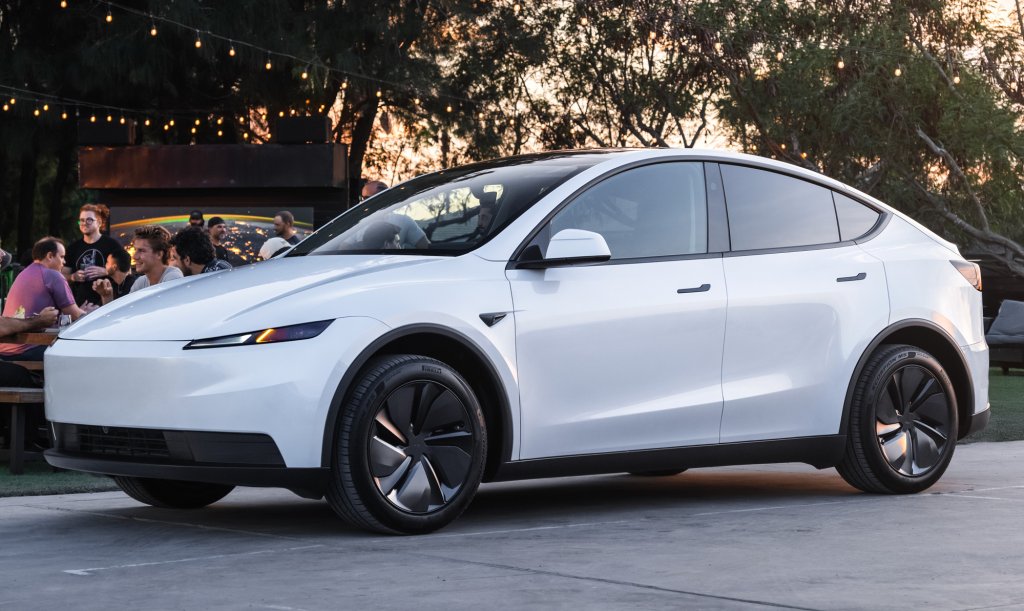 Tesla Model YНовата модификация на Tesla Model Y предлага до 520 километра пробег с едно зареждане и получава заряд за до 270 километра само за 15 минути.