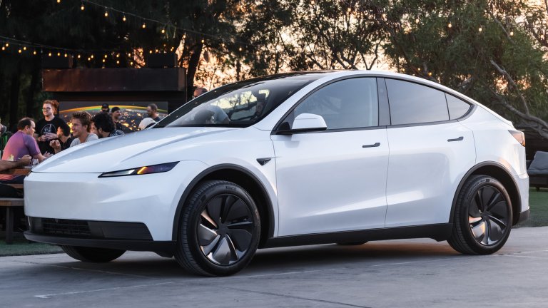 Tesla Model YНовата модификация на Tesla Model Y предлага до 520 километра пробег с едно зареждане и получава заряд за до 270 километра само за 15 минути.