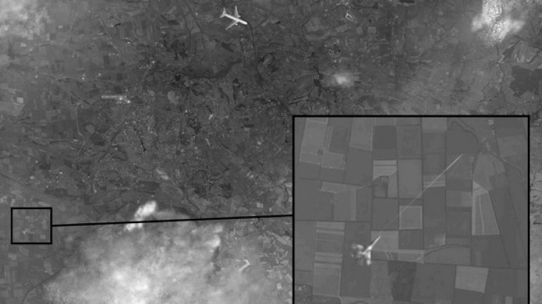 Отговорът на въпроса дали снимката е истинска или фалшива не се крие в образа на пътническия самолет. Отговорът се крие в това, което е изобразено на земята. 