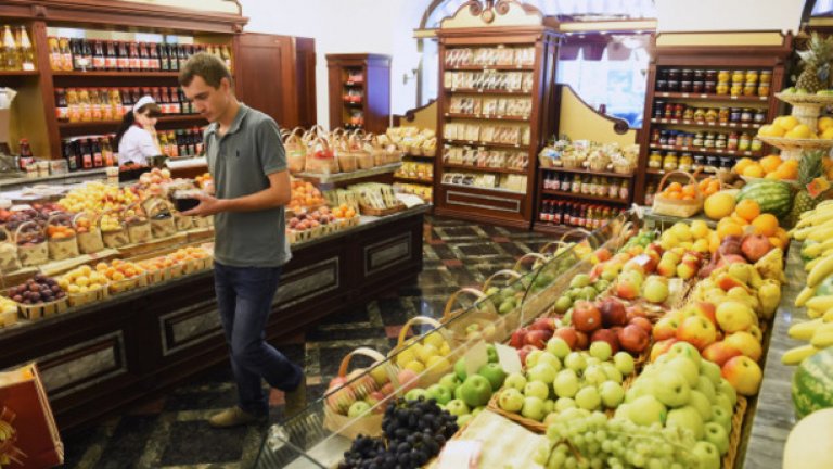 4. Не се пълнее от въглехидрати (в умерени количества)
Качествените въглехидрати са от съществено значение, ако тренирате усилено и искате да изградите здрава и атлетична физика. Рафинираните въглехидрати са тези, които трябва да избягвате. Това са всички, които са преминали през някакъв вид промишлена обработка. Когато се чудите дали продуктът е рафиниран, просто се запитайте дали расте така в естествената си форма – спагетите, кроасаните и поничките не растат по дърветата, нали?
Обратно на рафинираните, естествените въглехидрати са храни, които се намират в техния натурален вид (или са претърпели минимална преработка) и съдържат хранителни вещества, ценни за тялото. Това са: кафяв ориз, бели картофи, овесени ядки, пълнозърнести тестени продукти, сладки картофи, киноа, елда, боб, леща, нахут и всички плодове.