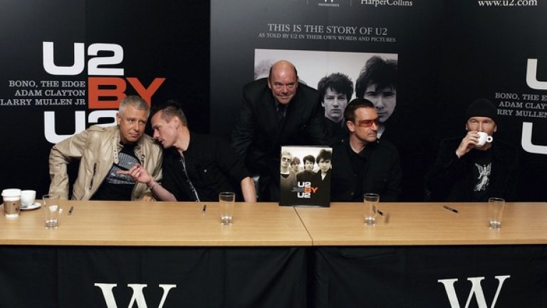 Пол Макгинес (в средата) заедно с бандата на представяне на книгата U2 by U2