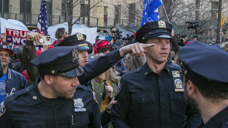 Арестуваха Доналд Тръмп, а той обяви, че е невинен по 34 обвинения (Снимки)