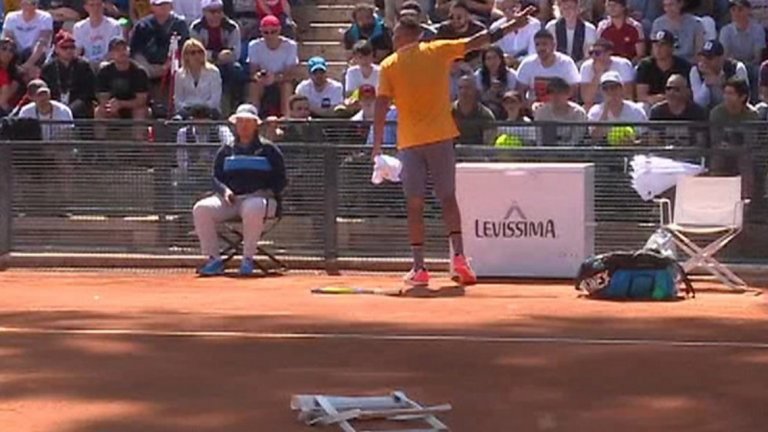 Хвърли стола на корта и си стегна багажа
По време на "червения" сезон Кирьос скандализира публиката в Рим и беше дисквалифициран от съдията на стол във втория кръг на Мастърса във Вечния град срещу Каспър Рууд. При резултат 3:6, 7:6(5), 1:2 австралиецът получи наказание за нарушаване на правилата, след което се стигна и до дисквалификация. При 1:1 в третата част съдията отсъди гейм в полза на Рууд заради неспортсменско поведение на Кирьос. Последва реакция от страна на австралиеца – той хвърли стол на корта, след което събра багажа си и напусна. Глобиха го с 25 хиляди долара.