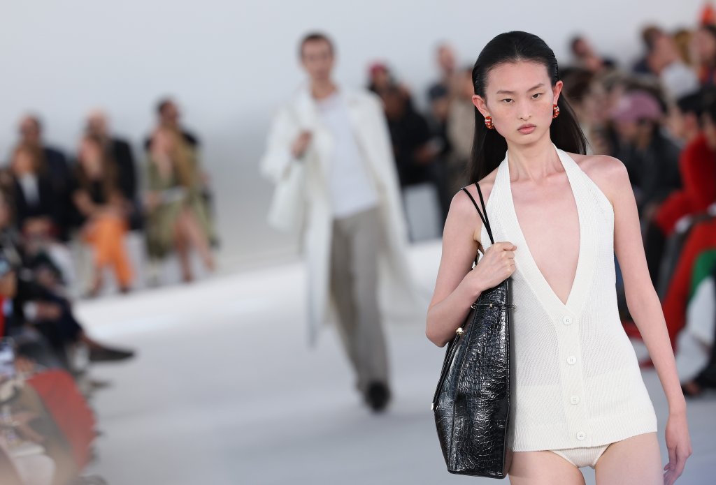 За момичето в движение
Нова ера за удобните чанти се задава през следващите месеци. На мода идва носенето през рамо, така че ръцете ви да са свободни. Препоръчват се също и чантите с по-големи размери, които са в състояние да поберат целия ви арсенал от вещи заедно с лаптопа.