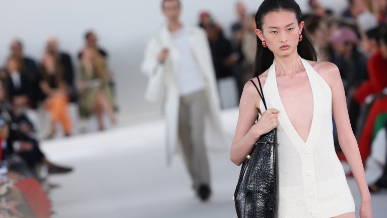 За момичето в движение
Нова ера за удобните чанти се задава през следващите месеци. На мода идва носенето през рамо, така че ръцете ви да са свободни. Препоръчват се също и чантите с по-големи размери, които са в състояние да поберат целия ви арсенал от вещи заедно с лаптопа.