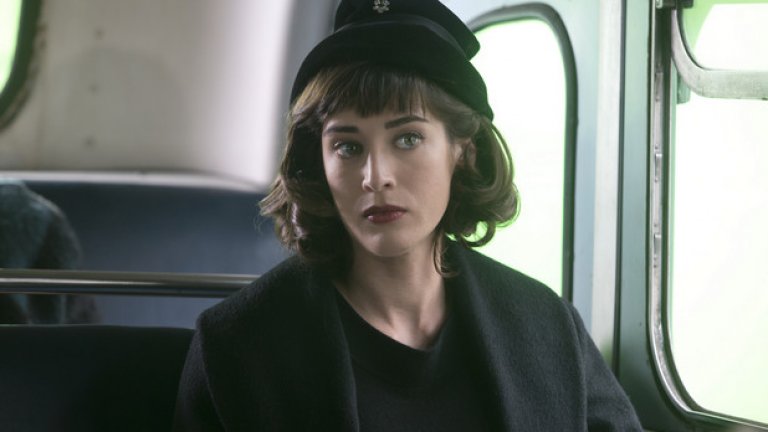 Лизи Каплан
Още една дама, която носи ретро духа в себе си. Лизи, до скоро неизвестното гадже на Матю Пери, рязко разцъфна и разкъса окови (и дрехи) в сериала "Господари на секса". Всеки, който не го е гледал, може да се поправи бързо. Голата и секси Лизи е истински бонус към иначе адски готиния сериал