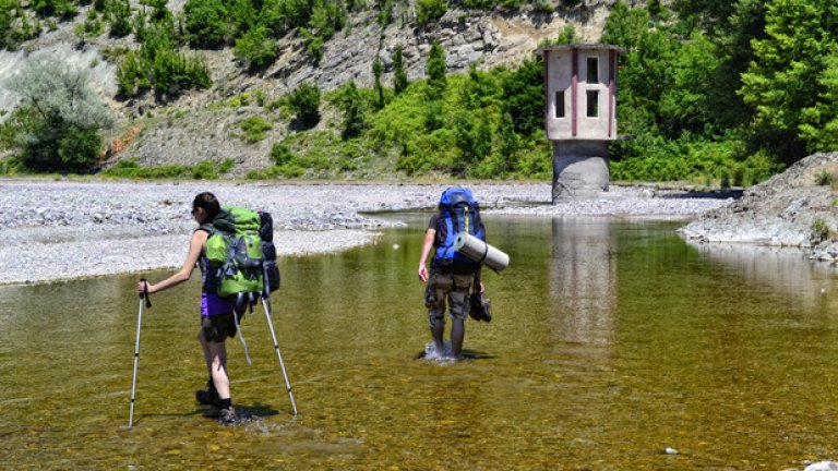 За да се стигне пеша до Патмос, трябва да се пресече река Боровица, на мястото, от което тя постепенно се влива в язовир “Кърджали”.
