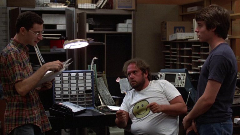 "Военни игри" (1983 г.)
Филмът излиза цяло десетилетие преди интернет да стане нещо популярно, но още тогава ни показва какво е бъдещето на хакерските атаки и какви опасности носят те.
В екшъна с Матю Бродерик става въпрос за младеж, който по случайност прониква в система на военен суперкомпютър, програмиран да симулира, предвижда и изпълнява ядрени атаки срещу Съветския съюз.