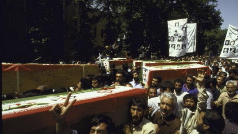На 3 юли 1988 г. полет 665 на Иранските авиолинии, летящ между Техеран и Дубай, е ударен от ракети на военноморските сили на САЩ над Персийския залив. Причината за инцидента е грешка в комуникацията между екипажа на военния кораб USS Винсенс и пилотите на Еърбъс А-300. Американската фрегата, която в същия момент е подложена на атака от ирански кораби, обърква пътническия самолет за вражеска машина под прикритие, която лети на изненадващо ниска височина (3400 метра). При катастрофата умират 290 души. На снимката - протестни демонстрации при посрещането на телата на загиналите.