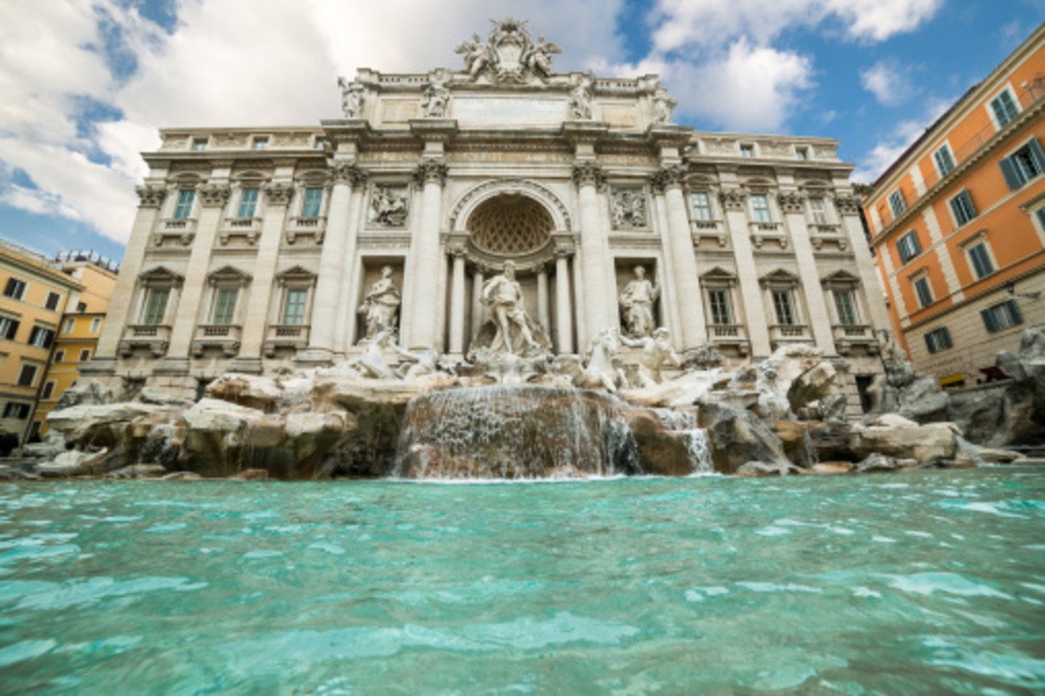 Фонтана ди ТревиДруго ключово място в Рим е световноизвестният фонтан, в който всеки турист не пропуска да пусне монета, за да бъде сигурен, че отново ще се върне във Вечния град. Първоначалният проект е на известния скулптор Джан Лоренцо Бернини. Впоследствие по поръчка на папата, най-добрите майстори на епохата го довършват. В центъра е статуята на Океан, който седи в нещо като гигантска мида, която се дърпа от летящи морски коне. Те са водени от двама тритони.Фонтанът е известен с филма на Фелини с участието на Анита Екберг. Днес обаче е забранено да се влиза във водата, затова бяха изградени заграждения и са предвидени солени глоби.